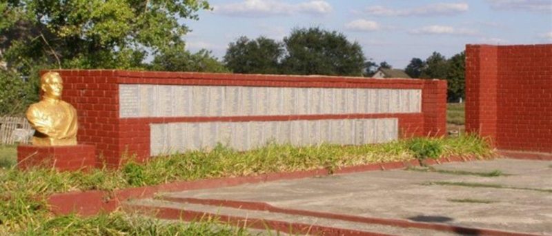 с. Мирополь Солонянского р-на. Мемориал, установленный на братской могиле советских воинов, погибших в боях за село.