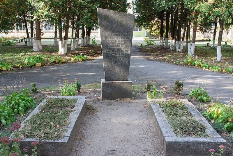 с. Сорокотяга Жашковского р-на. Памятник у школы, установленный у могил советских воинов.