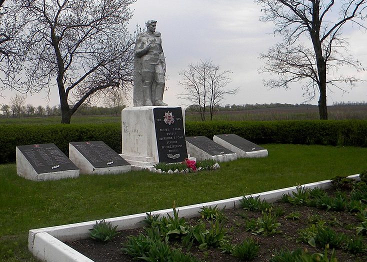 п. Незабудино Солонянского р-на. Памятник, установленный на братской могиле, в которой похоронено 169 советских воинов, погибших при освобождении сел Незабудино, Боголюбовка, Алексеевский в ноябре 1943 года. 