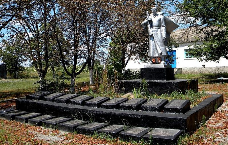 с. Никольское Солонянского р-на. Мемориал, установленный в 1958 году на братской могиле, в которой похоронен 121 советский воин, боях погибших при освобождении с. Никольское, Оленевка, Терноватка, Трудолюбовка, и окружающей местности в октябре 1943 года.
