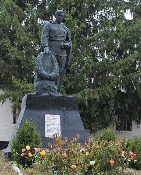 с. Ковалиха Смелянского р-на. Памятник, установленный на братской могиле воинов, погибших в боях за село.