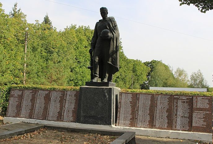 с. Сухини Корсунь-Шевченковского р-на. Памятник, установленный на братской могиле советских воинов.
