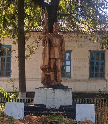 с. Тихий Хутор Жашковского р-на. Памятник, установленный на братской могиле советских воинов.
