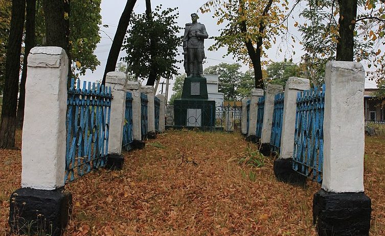 с. Макеевка Смелянского р-на. Памятник, установленный на братской могиле советских воинов.