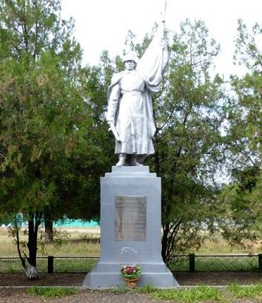  п. Юрьевка. Памятник, установленный на братской могиле воинов, погибших при освобождении поселка.