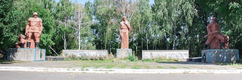 с. Хижня Жашковского р-на. Памятник у школы, установленный на братской могиле советских воинов.