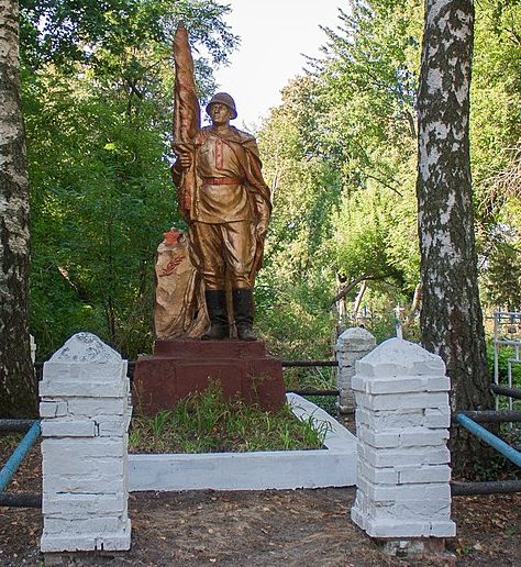с. Хижня Жашковского р-на. Памятник на кладбище, установленный на братской могиле советских воинов.