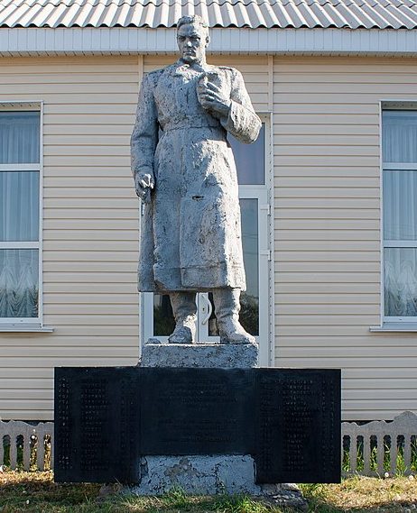 с. Шуляки Жашковского р-на. Памятник, установленный на братской могиле советских воинов.