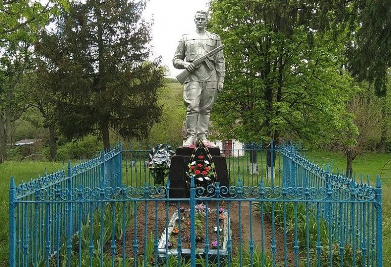с. Малое Староселье Смелянского р-на. Памятник, установленный на братской могиле советских воинов.