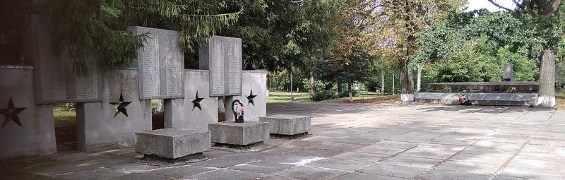 с. Шендеровка Корсунь-Шевченковского р-на. Мемориал, установленный на братской могиле советских воинов.