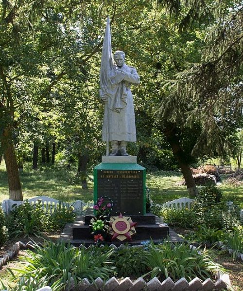 с. Мельниковка Смелянского р-на. Памятник у школы, установленный на братской могиле советских воинов.