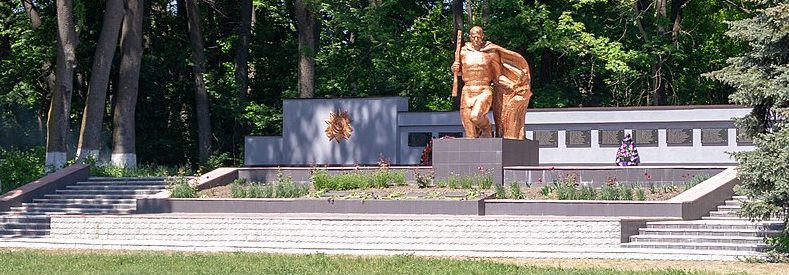 с. Гусаково Звенигородского р-на. Памятник, установленный на братской могиле советских воинов.