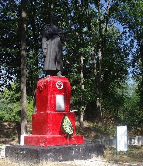 с. Пастырское Смелянского р-на. Памятник у школы, установленный на братской могиле советских воинов.