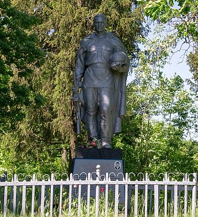 с. Гусаково Звенигородского р-на. Памятник, установленный на братской могиле советских воинов.