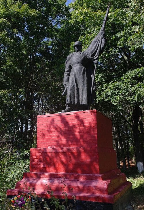 с. Пастырское Смелянского р-на. Памятник, установленный на братской могиле советских воинов.