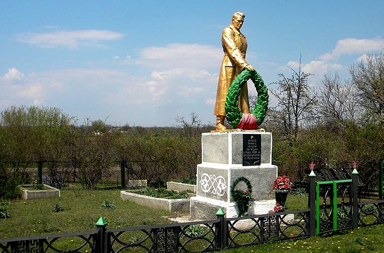 с. Растанье Солонянского р-на. Памятник, установленный в 1975 году на братской могиле советских воинов погибших при освобождении с. Растанье и окружающей местности в ноябре 1943 года. 