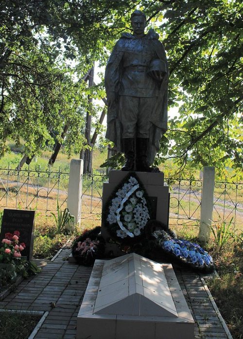 с. Поповка Смелянского р-на. Памятник у школы, установленный на братской могиле советских воинов.