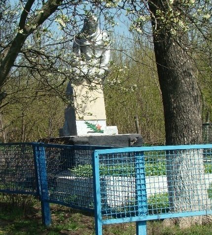 с. Сергеевка Солонянского р-на. Братская могила, в которой похоронено 210 советских воинов, в т. 193 неизвестных, погибших в боях за село. 