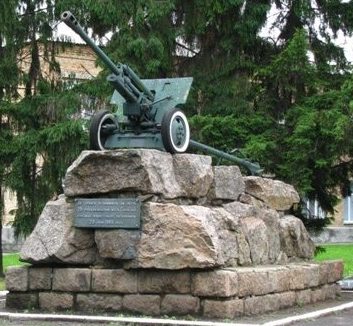 г. Смела. В центре города, Памятник-пушка, установленный в честь 25-летия освобождения города.