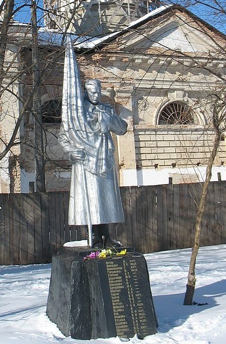 г. Смела. Памятник, установленный на братской могиле погибших в годы Гражданской и Великой Отечественной войн. 
