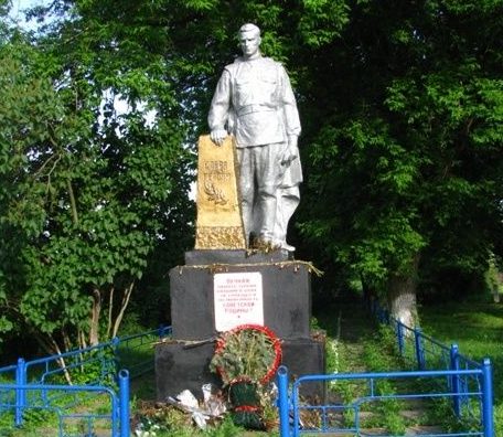 г. Смела. Памятник, установленный на братской могиле воинов, погибших в боях за город. 