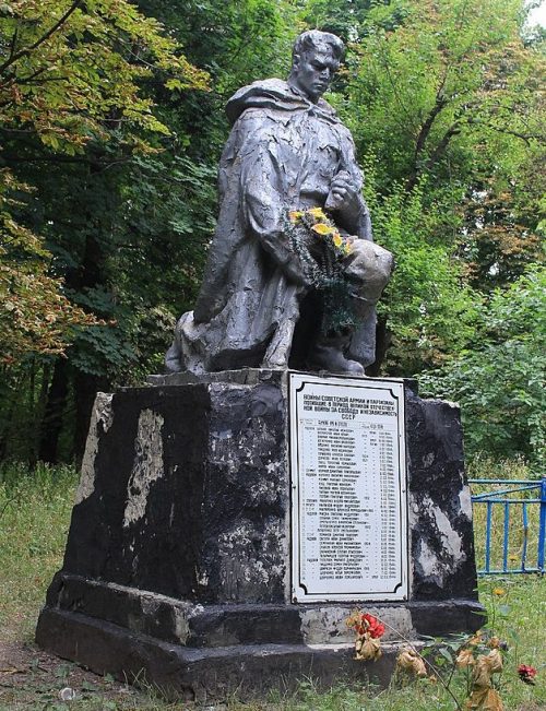 г. Смела. Памятник, установленный на братской могиле, в которой похоронено 1680 советских военнопленных, погибших в немецком концлагере (Stalag 345) в 1941-1944 гг. Известны имена 36 военнослужащих.