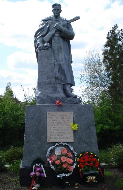 г. Смела. Памятник, установленный на братской могиле, в которой похоронено около 30 тысяч советских военнопленных. Известны имена только 9 человек.