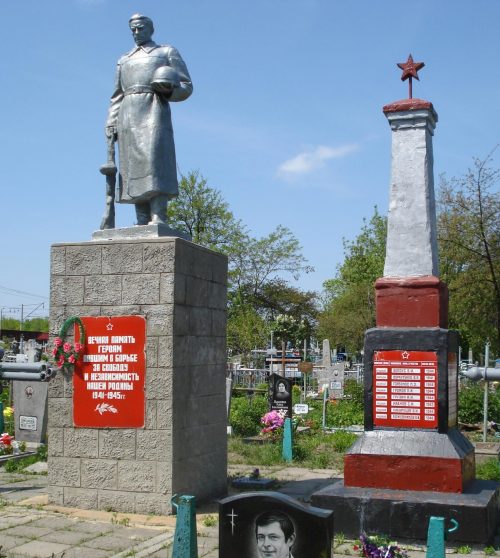 г. Смела. Братская могила на кладбище «Орел», в которой похоронено 25 погибших воинов в боях за город, в т.ч. 16 неизвестных.