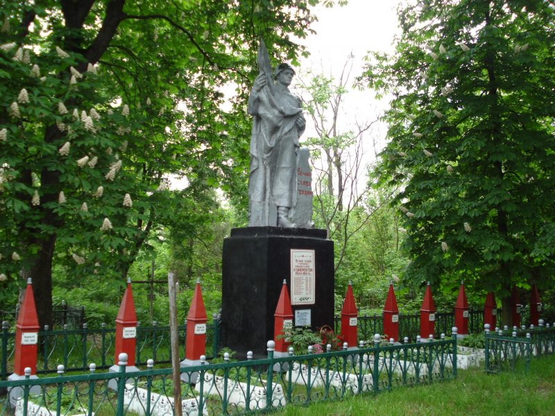 г. Смела. Памятник на польском кладбище, где захоронено 17 воинов 373 стрелковой дивизии, умерших в 4 госпитале от ран, полученных в боях по освобождению города в январе 1944 г.