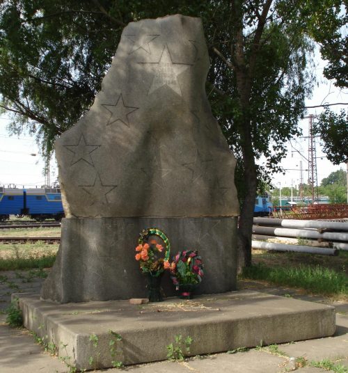 г. Смела. Памятник, установленный на братской могиле, в которой похоронено более 7 тысяч военнопленных погибшим в немецком концлагере (Шталаг 345) в 1941-1943 гг.