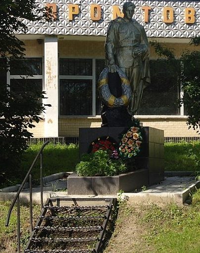 с. Сунки Смелянского р-на. Памятник, установленный на братской могиле советских воинов, павших при освобождении села. 