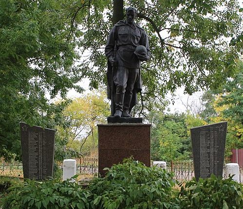с. Ташлык Смелянского р-на. Памятник, установленный на братской могиле советских воинов.