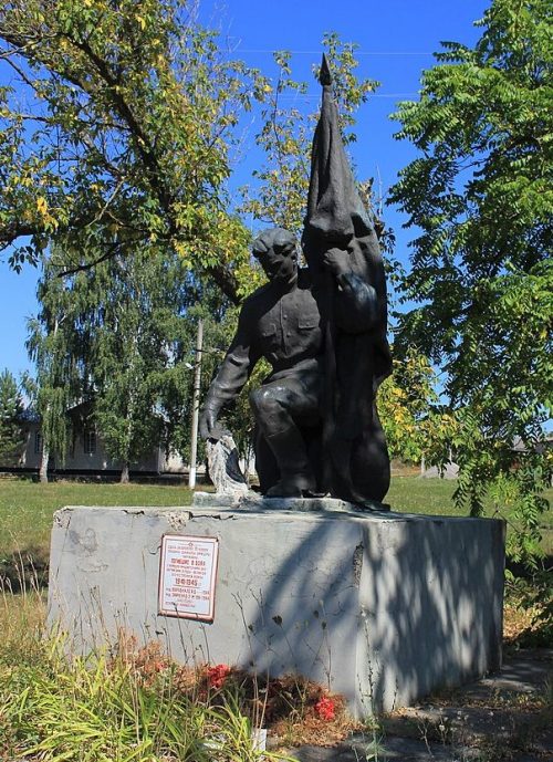 с. Теклино Смелянского р-на. Памятник, установленный на братской могиле советских воинов.