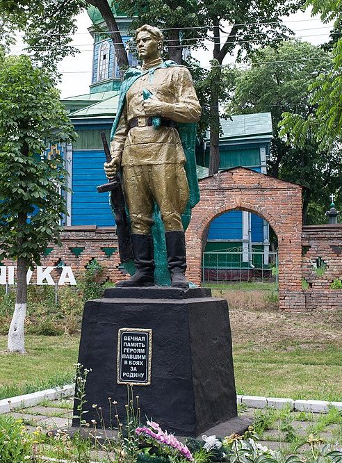 с. Терновка Смелянского р-на. Памятник, установленный на братской могиле советских воинов.