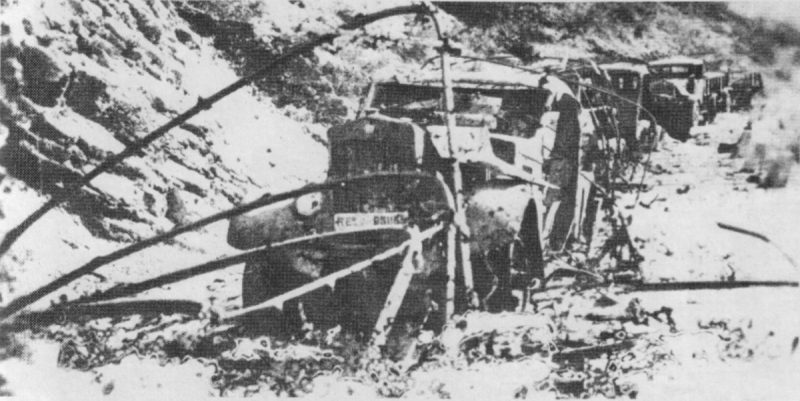Разбитая итальянская колонна близ Дрежницы.