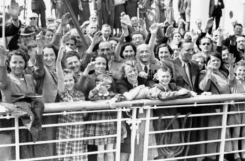 Еврейские беженцы на борту «Сент-Луиса» прибывают в Бельгию после того, как их выгнали с Кубы. 25% их погибло во время Холокоста. Июнь 1939 г.
