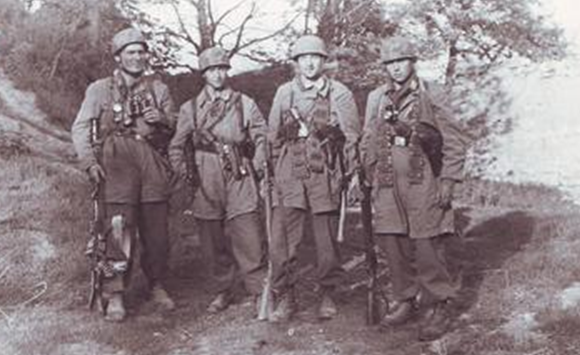 Немецкие десантники у захваченного форта Эбен-Эмаэль. 11 мая 1940 г. 