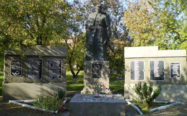с. Висунск Березнеговатского р-на. Памятник погибшим советским воинам.