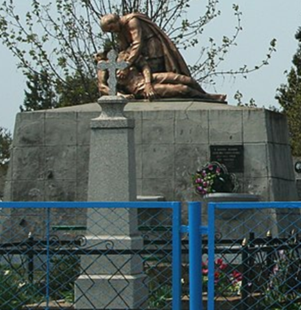 с. Парутино Очаковского р-на. Памятный на кладбище, установленный в 1966 году в честь воинов-земляков, погибших в годы войны.