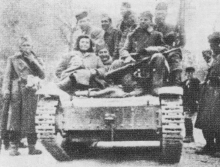 Партизаны главной оперативной группы на танке, захваченном у итальянцев.