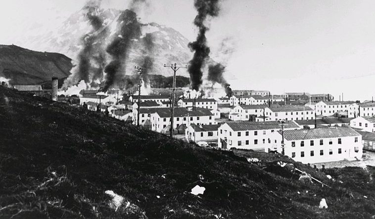 Пожары на базе Датч-Харбор после японской атаки. 