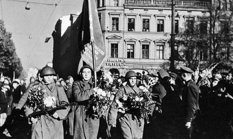 Советские солдаты в освобожденной Риге.