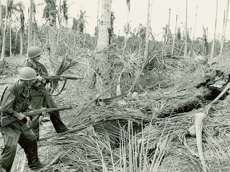 Американские солдаты расчищают бункер возле Буны. 