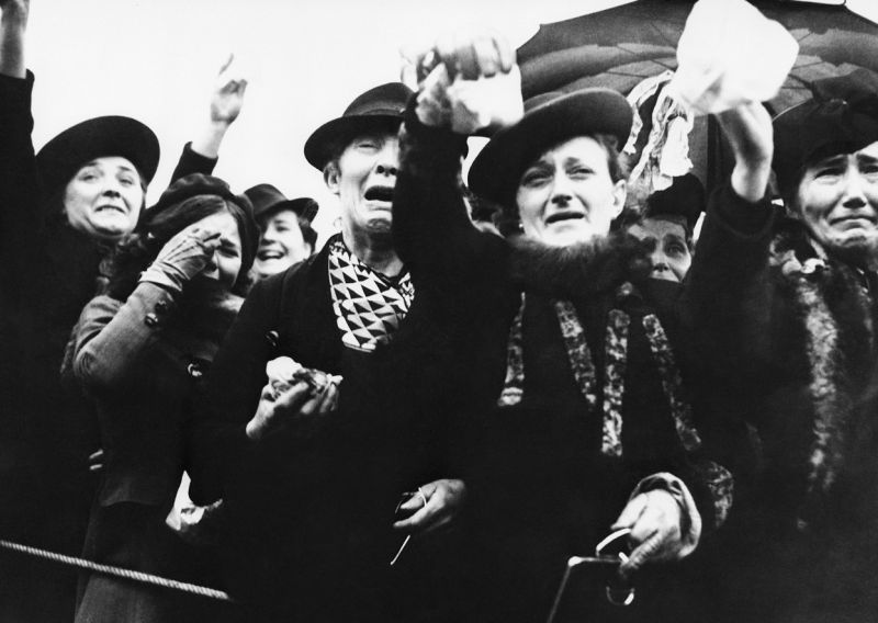 Бельгийские женщины провожают мужчин на фронт. 10 мая 1940 г. 