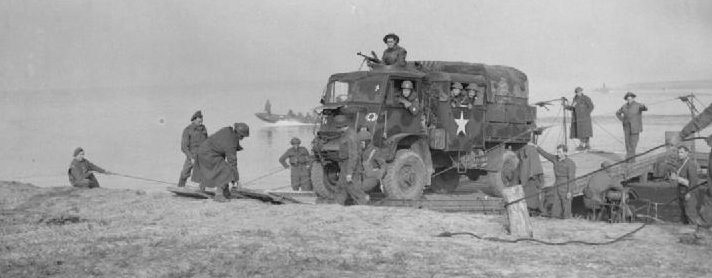 Солдаты 89-й американской пехотной дивизии переправляются через Рейн.
