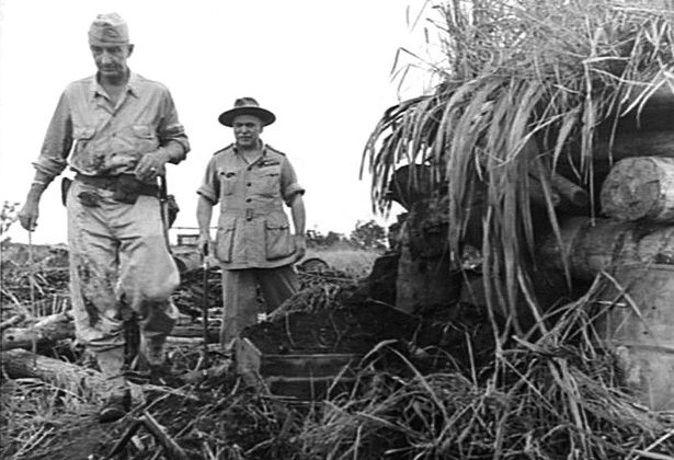 Генерал Томас Блейми и генерал-лейтенант Роберт Эйхельбергер осматривают захваченный бункер в Буна. 