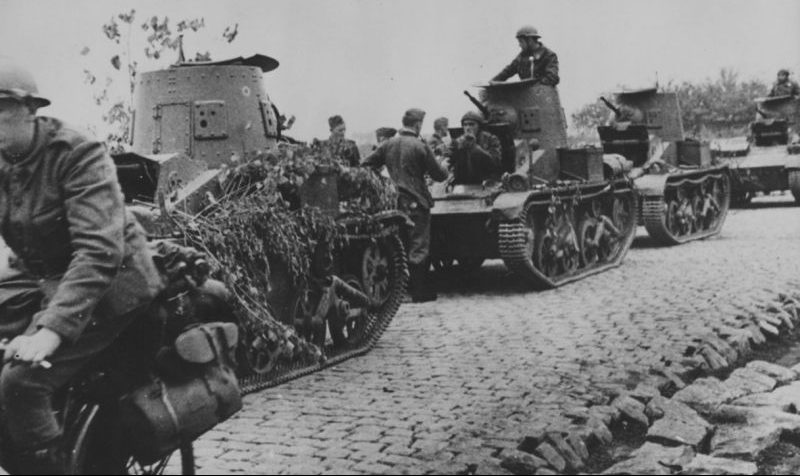 Король Бельгии Леопольд III осматривает колонну танков. Май 1940 г. 