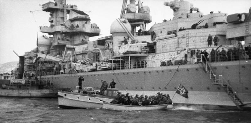Тяжелый крейсер «Адмирал Хиппер» высаживает войска в Норвегии. Апрель 1940 г.