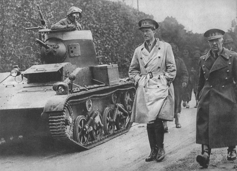 Король Бельгии Леопольд III осматривает колонну танков. Май 1940 г.