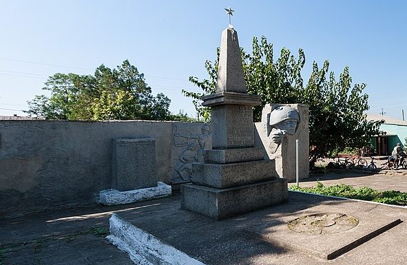 с. Ивановка Арбузинского р-на. Памятник, установленный на братской могиле, в которой похоронено 7 советских воинов. 